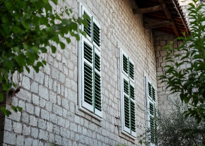 Kulla Inglizit Hostel *